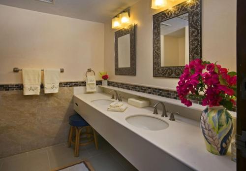 Sapphire Beachfront Condo - Free Wi-Fi - Save!