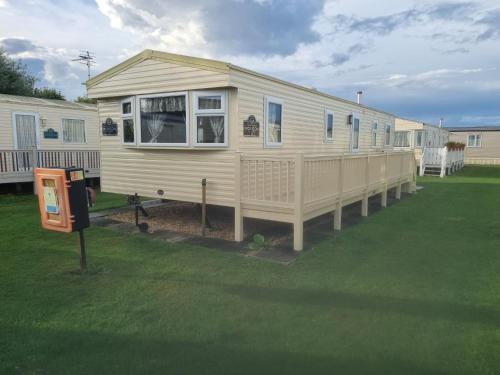 TP61 8 BERTH 3 BEDROOM CARAVAN GOLDEN PALM