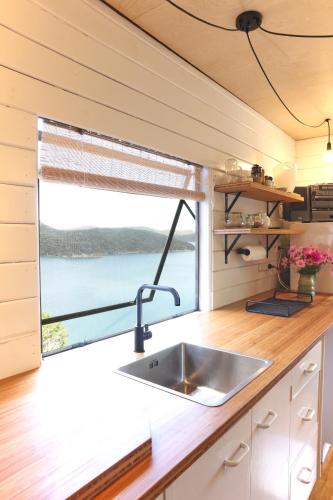 Konyha, Boho Hill Apartment - Great Barrier Island Escape in Great Barrier Island