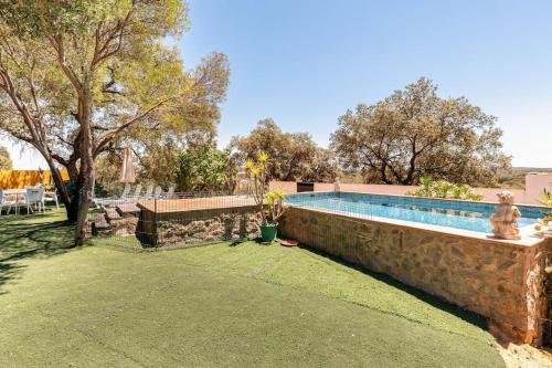 Casa Rural Navalonguilla con piscina in Santa Olalla del Cala