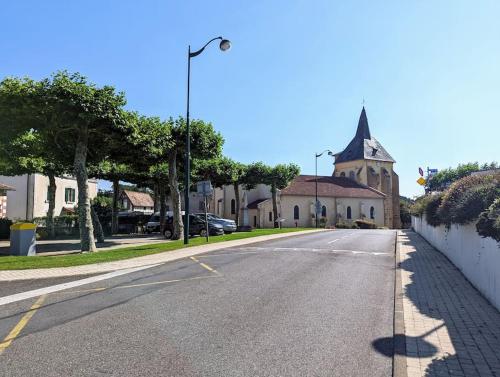 Séjour paisible en famille proche de la nature - logement avec terrasse et aire de jeu