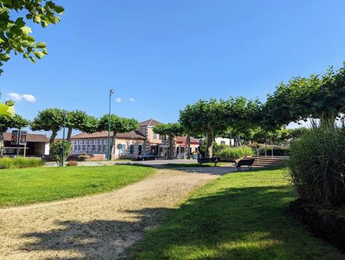 Séjour paisible en famille proche de la nature - logement avec terrasse et aire de jeu