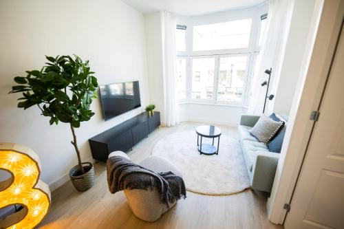  Blissfully 1 Bedroom Serviced Apartment 53m2 -NB306B-, Unterkunft in Rotterdam