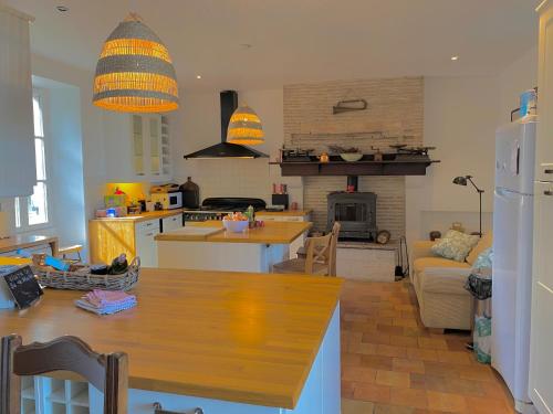 Farmhouse Sleeps 11 with Shared Pool in Eymet