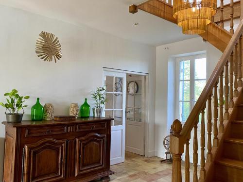 Farmhouse Sleeps 11 with Shared Pool in Eymet