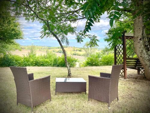 Farmhouse Sleeps 11 with Shared Pool in Eymet