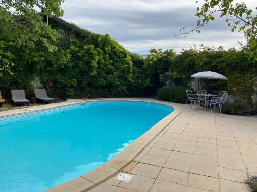 Farmhouse Sleeps 11 with Shared Pool in Eymet