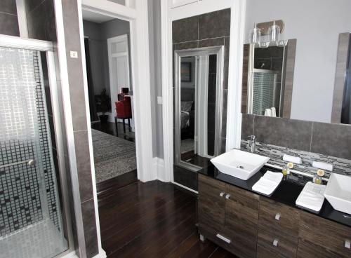 Grey Suite Main House Upstairs image 9