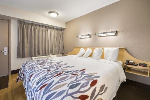 Red Roof Inn Rockford - image 34