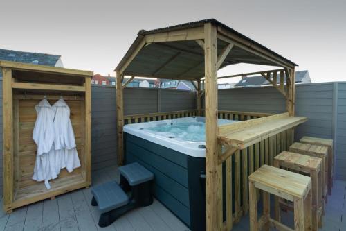 HOT TUB JACUZZI on private terrace FREE GATED PARKING sleeps 8