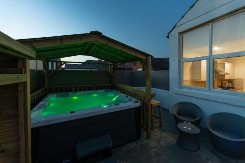 HOT TUB JACUZZI on private terrace FREE GATED PARKING sleeps 8 3