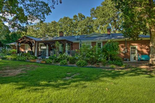 Charming Florence Getaway with Fireplace and Grill! photo 2