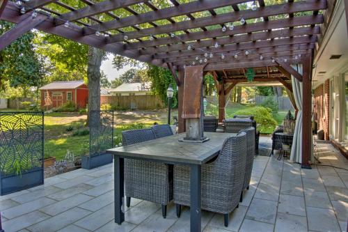 Charming Florence Getaway with Fireplace and Grill! in Florence (AL)