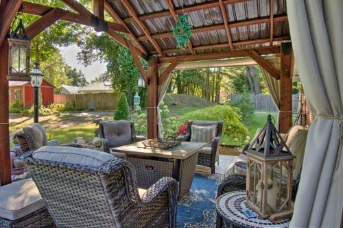 Charming Florence Getaway with Fireplace and Grill!