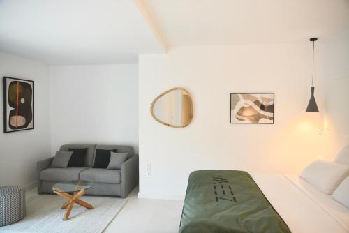 1 queen bed, 1 sofa bed