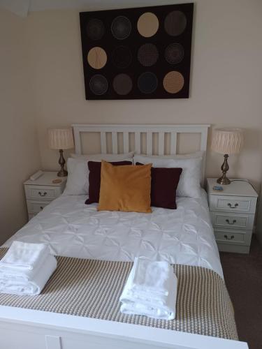 Cosy, quiet 3 bedroom home with free parking