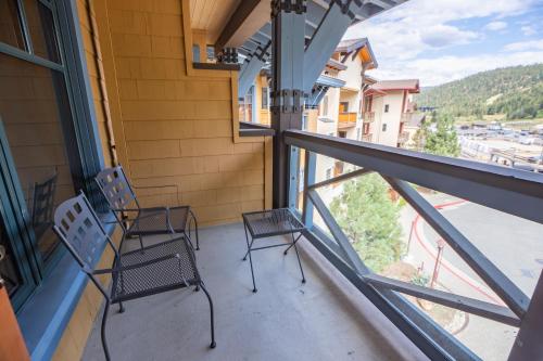 One-Bedroom Apartment with Mountain View