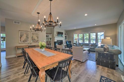 Bright and Airy Cottage with Deck and View Walk to Lake - image 7