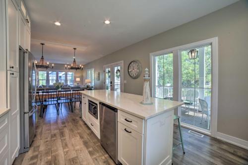 Bright and Airy Cottage with Deck and View Walk to Lake - image 12
