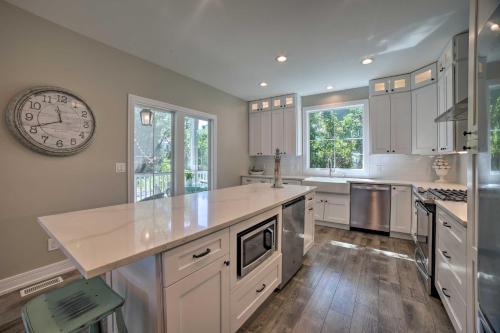 Bright and Airy Cottage with Deck and View Walk to Lake - image 11