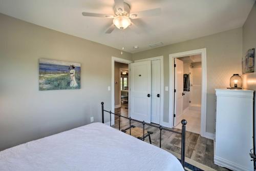 Bright and Airy Cottage with Deck and View Walk to Lake - image 6