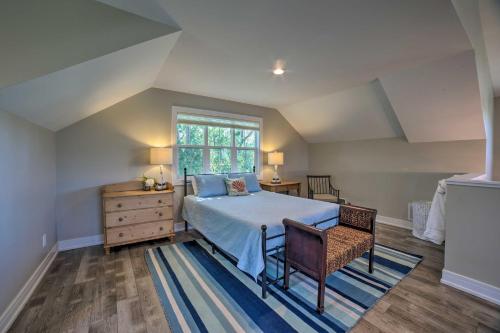 Bright and Airy Cottage with Deck and View Walk to Lake - image 2