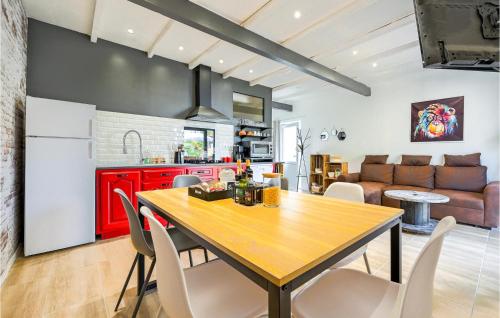 virtuve, Gorgeous Home In Aren in Geus-d'Oloron