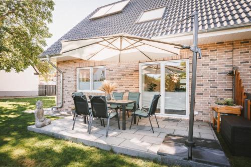 Modernes Neubau-Haus Lübeck - Garten, Terrasse, Parkplatz in Lübeck, Deutschland