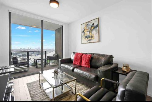 Luxury 2 BDR 2 Bath• Downtown • Unique Ocean Views