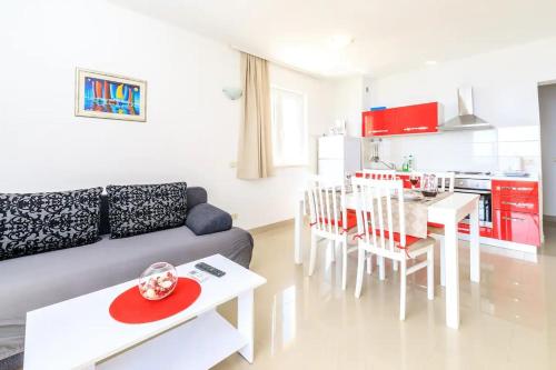 Two-Bedroom Apartment with Terrace and Sea View room in Family-friendly apartments with swimming pool Brela Makarska - 19998