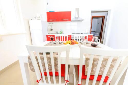 Two-Bedroom Apartment with Terrace and Sea View image 3