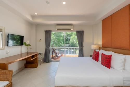 Deluxe Double Room image 9