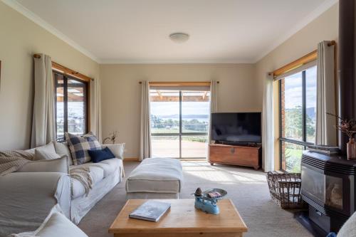 Norfolk Bay Retreat - views over the sea and vines in พอร์ทอาร์เธอร์