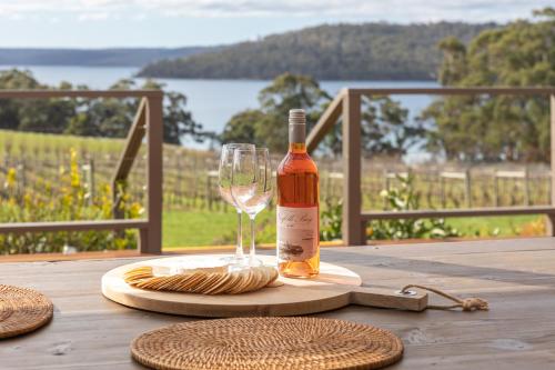 . Norfolk Bay Retreat - views over the sea and vines
