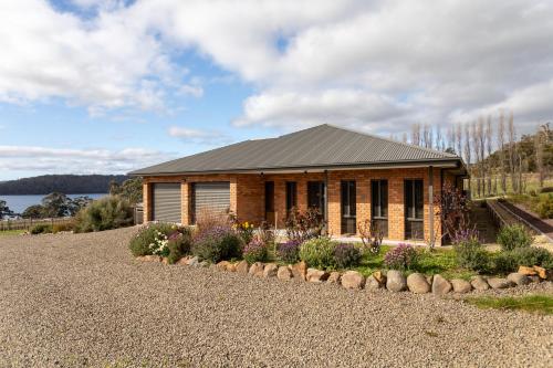 ทัศนียภาพภายนอกโรงแรม, Norfolk Bay Retreat - views over the sea and vines in พอร์ทอาร์เธอร์