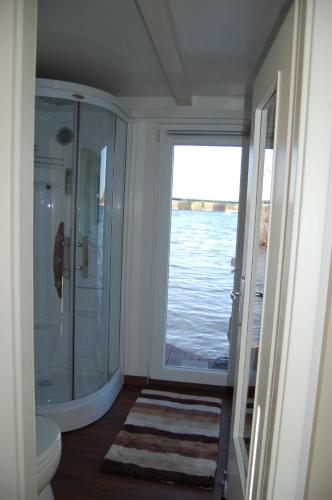 feststehendes Hausboot in Kolonie Zern, Deutschland