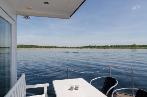 feststehendes Hausboot in Kolonie Zern, Deutschland