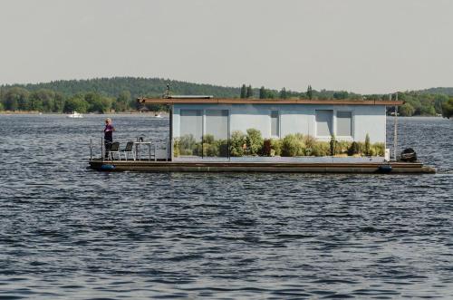 feststehendes Hausboot in Kolonie Zern, Deutschland