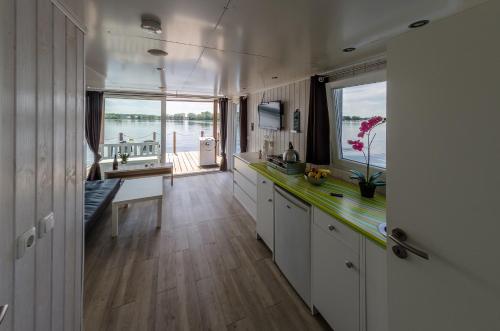 feststehendes Hausboot in Kolonie Zern, Deutschland