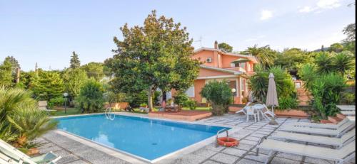  Villalara con piscina e vista mare, Pension in Portoferraio