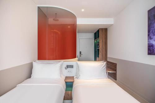 Deluxe Twin Room image 8