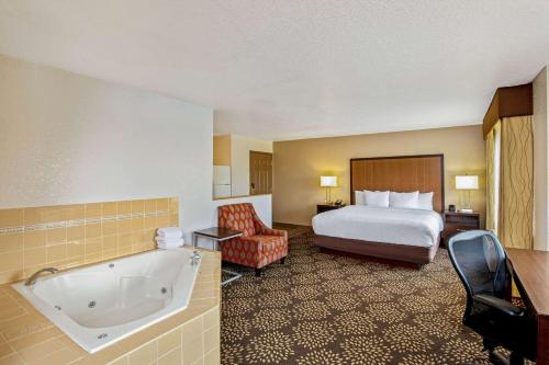 La Quinta by Wyndham Las Vegas RedRock/Summerlin - image 15