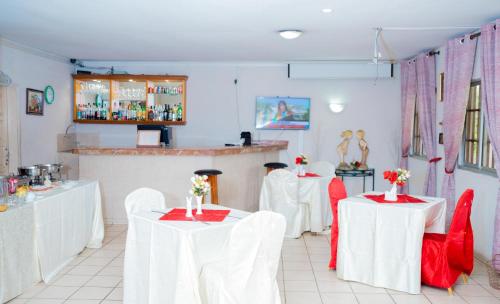 HOTEL HIBISCUS BLVD TRIOMPHAL in Либревиль