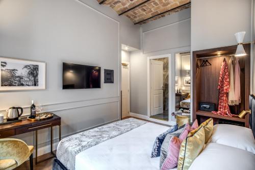 Deluxe Double or Twin Room image 10