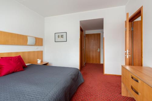 1 double bed, 2 twin beds
