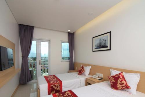 Hung Cuong Hotel in City Center / Riverside