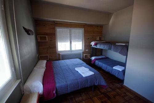 1 queen bed, 2 bunk beds