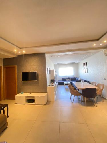 Spacious Apt with High-Speed WiFi & Parking - Center, Касабланка (фото 5)