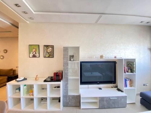 Spacious Apt with High-Speed WiFi & Parking - Center, Касабланка (фото 8)