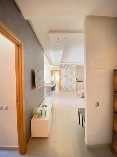 Spacious Apt with High-Speed WiFi & Parking - Center, Касабланка (фото 10)
